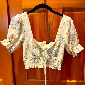 Flirty floral puff sleeved crop top.